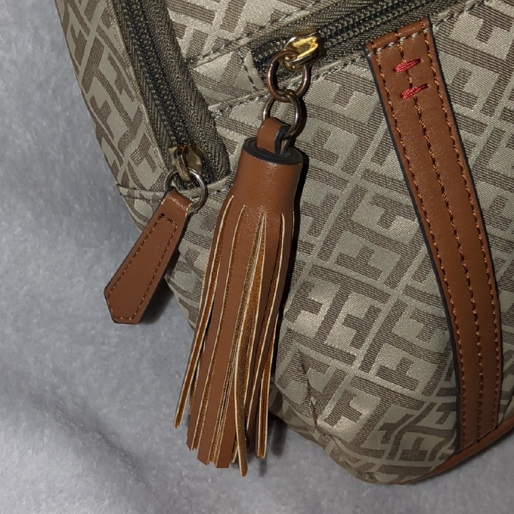 ✨🆕 ✨Tommy Hilfiger Gray and Brown Geometric Backpack - Picture 6 of 8